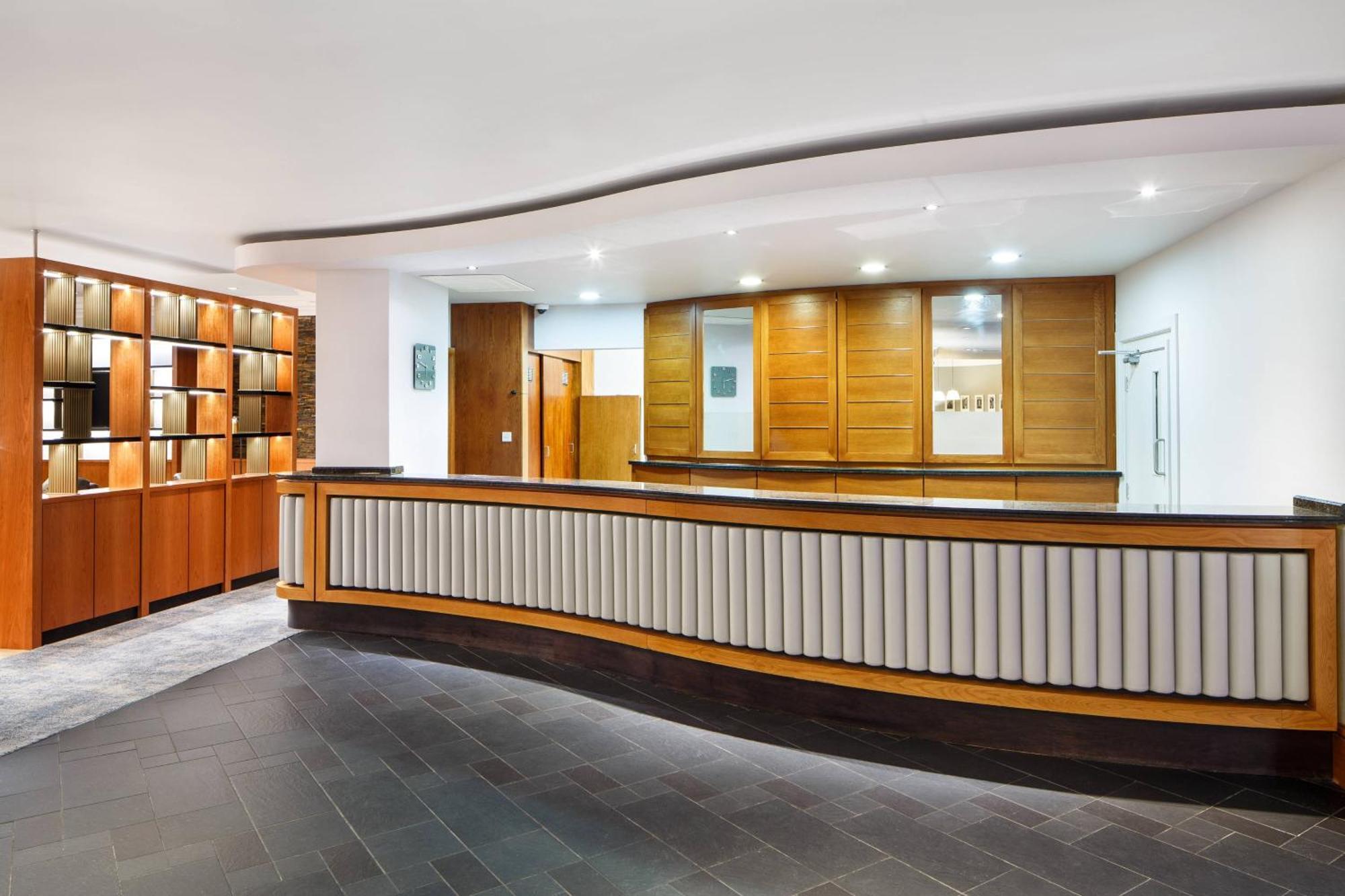 Delta Hotels by Marriott Cheltenham Chase Exteriör bild
