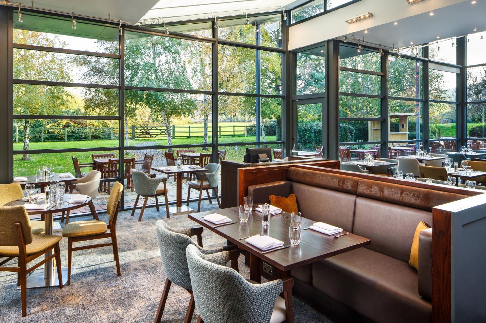 Delta Hotels by Marriott Cheltenham Chase Exteriör bild