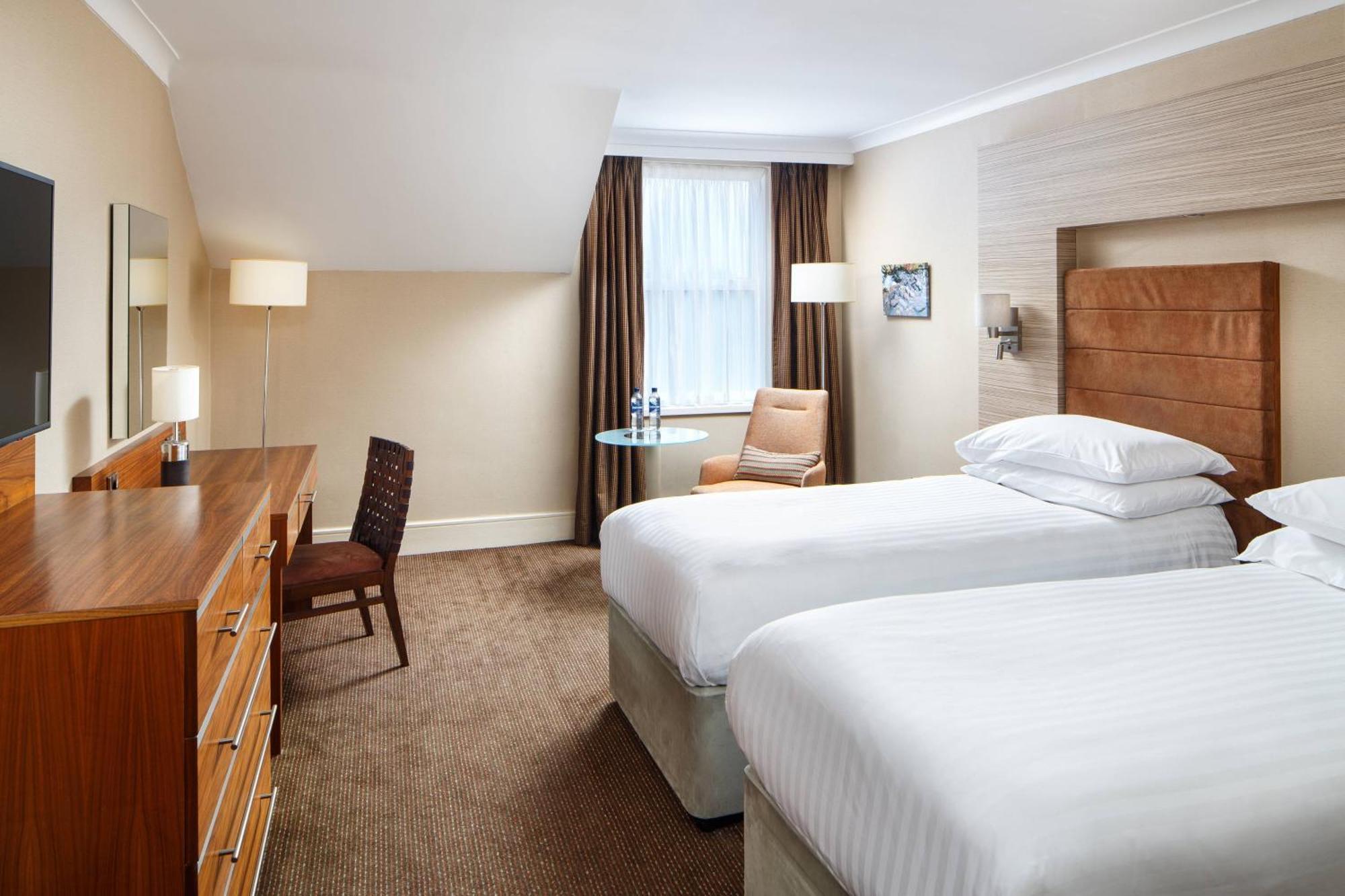 Delta Hotels by Marriott Cheltenham Chase Exteriör bild