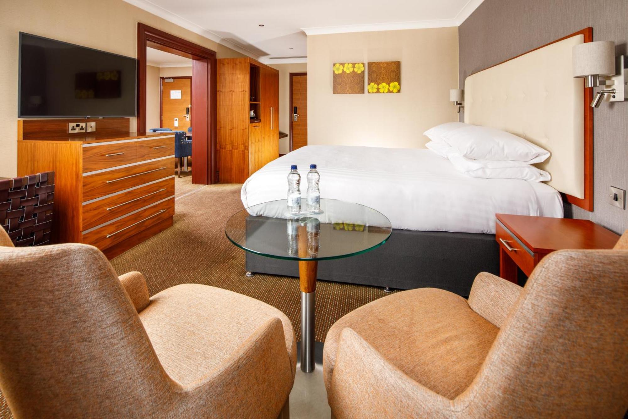 Delta Hotels by Marriott Cheltenham Chase Exteriör bild